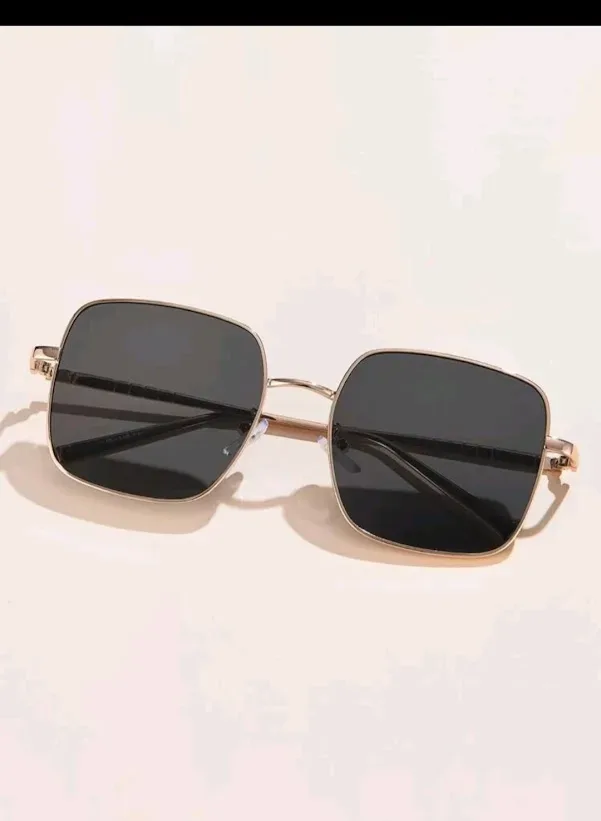 Lentes de sol para dama color negro con detalles dorados #3545