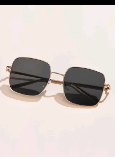 Lentes de sol para dama color negro con detalles dorados #3545