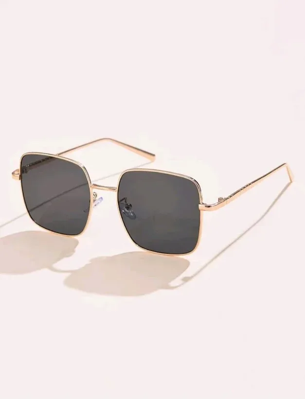 Lentes de sol para dama color negro con detalles dorados #3545