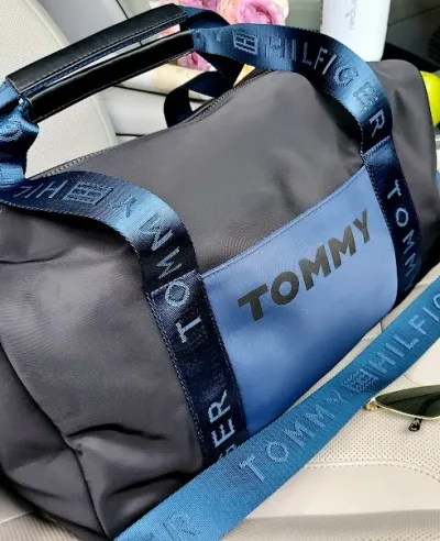 Bolso Tommy Hilfiger para dama color negro y azul