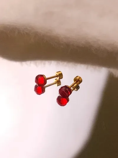 Aretes para dama de acero inoxidable con diseño de bolita
