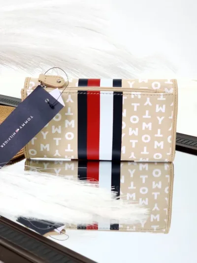 Cartera Tommy Hilfiger para dama color beige