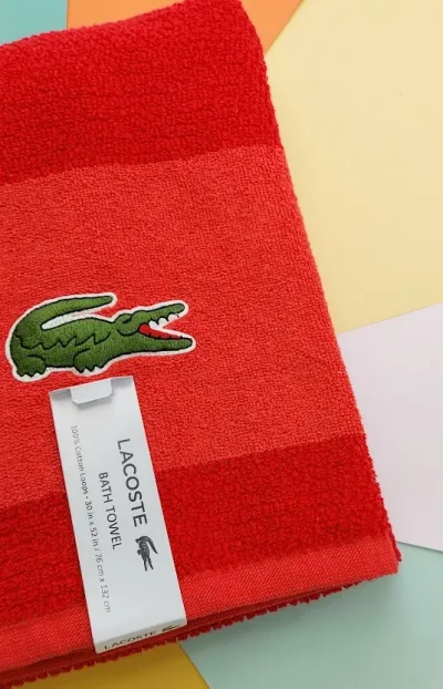 Paño Lacoste 100% algodón, diseño a rayas color blanco y diseños en menta