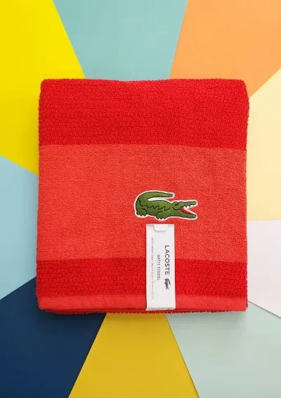 Paño Lacoste 100% algodón, diseño a rayas color blanco y diseños en menta