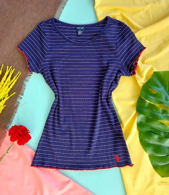 Camiseta U.S Polo para dama color azul con rayas doradas