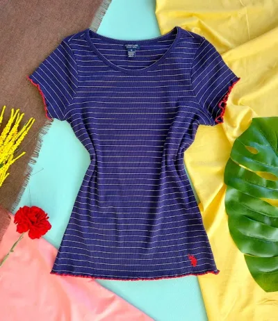 Camiseta U.S Polo para dama color azul con rayas doradas