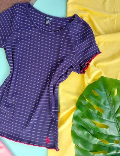 Camiseta U.S Polo para dama color azul con rayas doradas