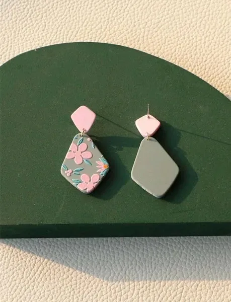 Aretes para dama con patrón floral