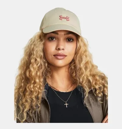 Gorra Under Armour para dama color beige
