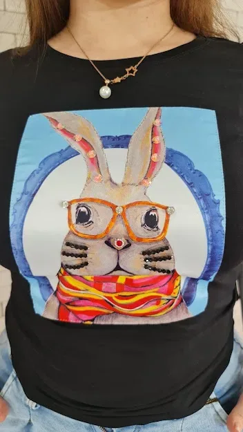 Camiseta para dama color negro diseño de conejo