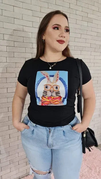 Camiseta para dama color negro diseño de conejo
