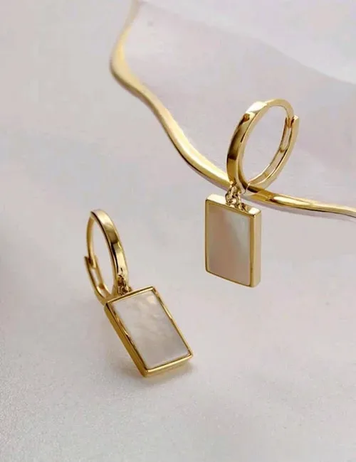 Argollas de fantasía para dama con dije de rectángulo