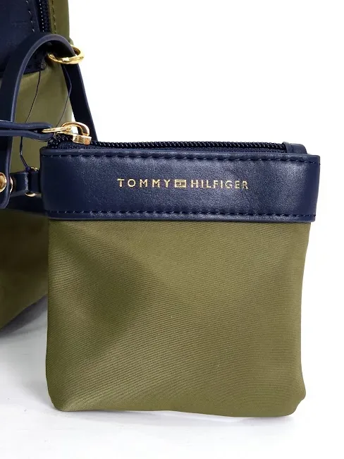 Mochila Tommy Hilfiger para dama color verde musgo con detalles azules