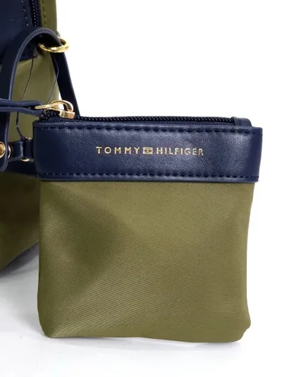 Mochila Tommy Hilfiger para dama color verde musgo con detalles azules