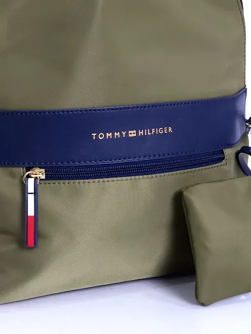 Mochila Tommy Hilfiger para dama color verde musgo con detalles azules