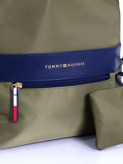 Mochila Tommy Hilfiger para dama color verde musgo con detalles azules