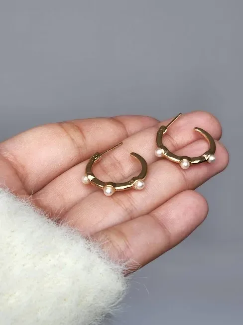 Argollas para dama de fantasía con diseño de perlas
