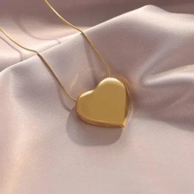 Collar para dama de acero de titanio con diseño de corazón