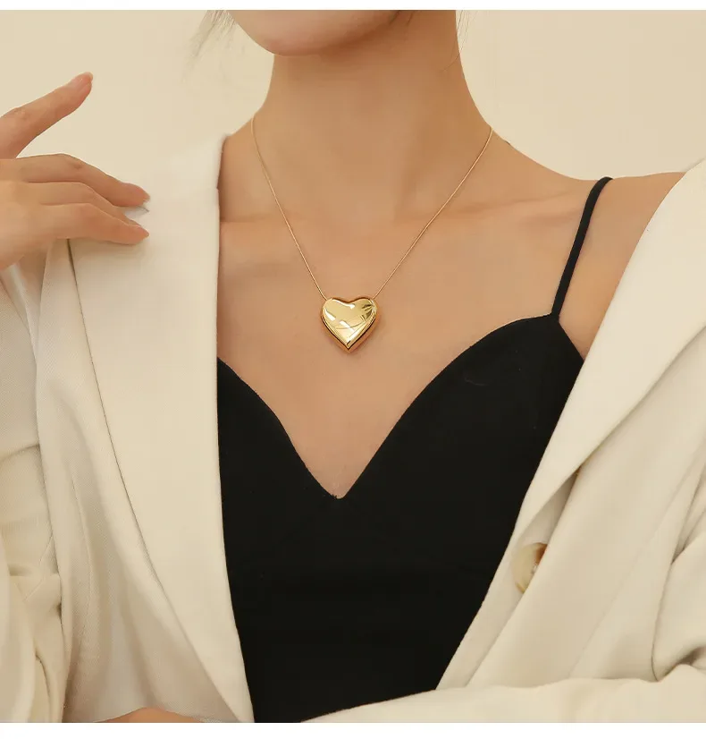Collar para dama de acero de titanio con diseño de corazón