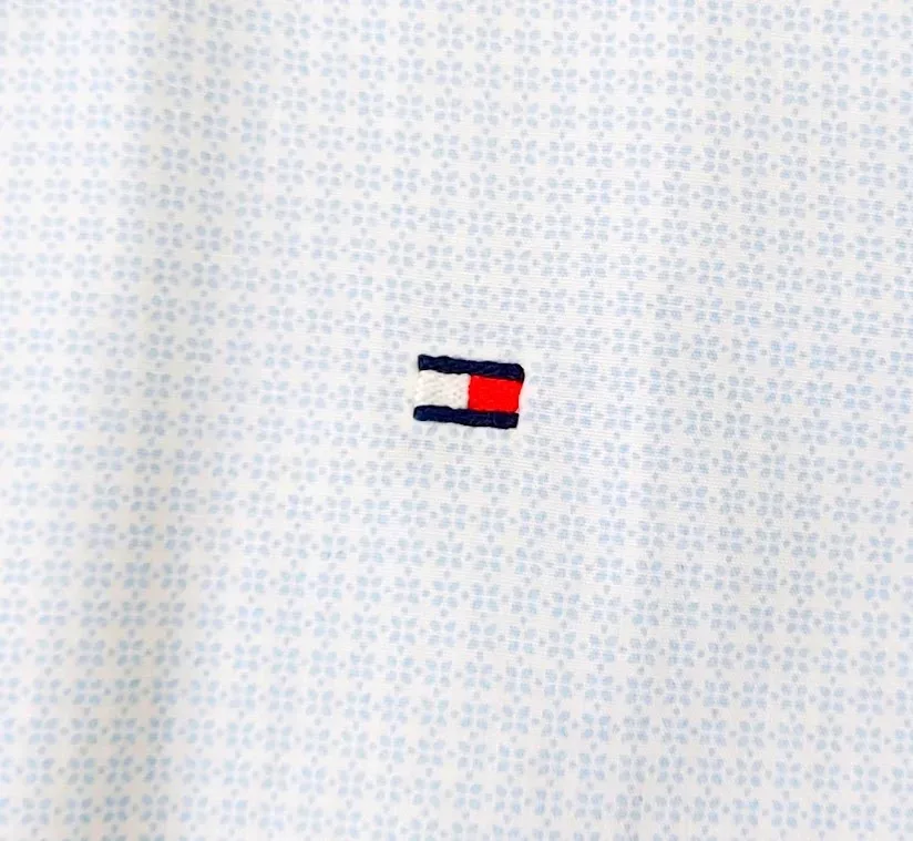 Camisa Tommy Hilfiger para caballero diseño a tribal color celeste y blanco