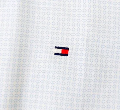 Camisa Tommy Hilfiger para caballero diseño a tribal color celeste y blanco