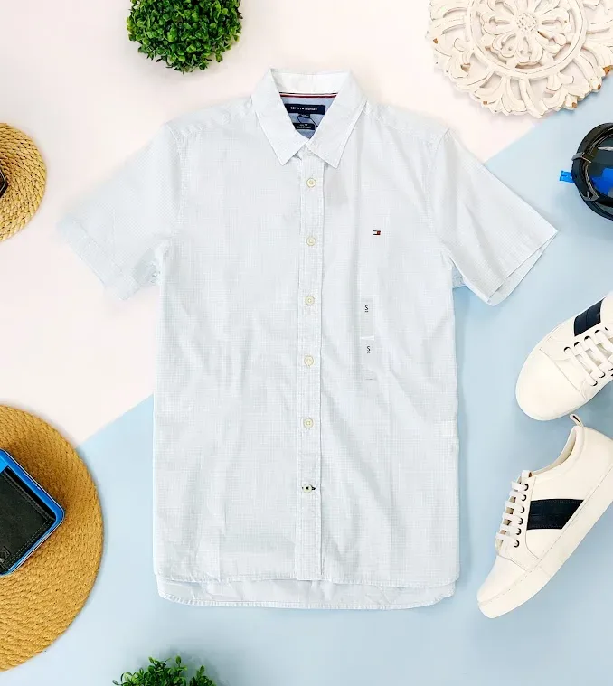 Camisa Tommy Hilfiger para caballero diseño a tribal color celeste y blanco