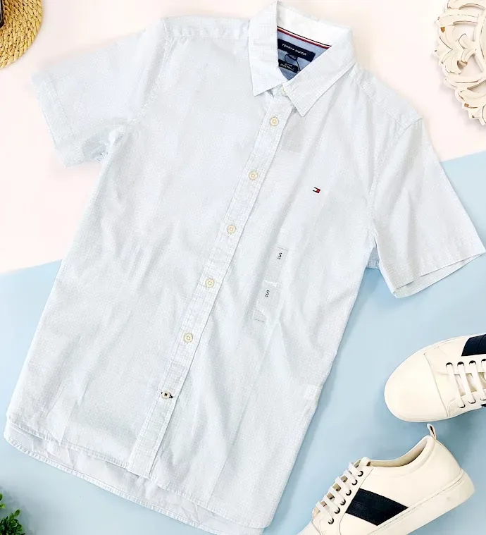 Camisa Tommy Hilfiger para caballero diseño a tribal color celeste y blanco