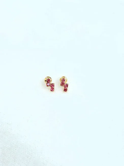 Par de aretes para dama diseño de rayo color fucsia