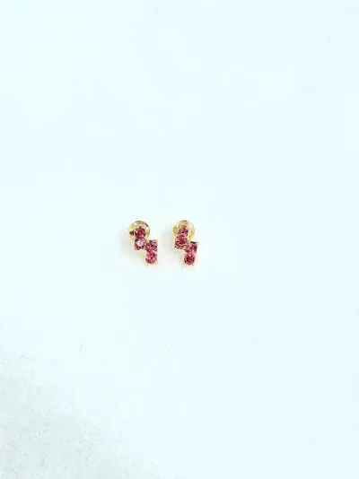 Par de aretes para dama diseño de rayo color fucsia
