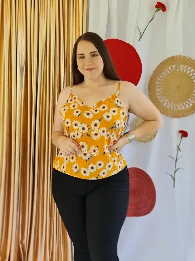 Blusa para dama color mostaza con diseño floral