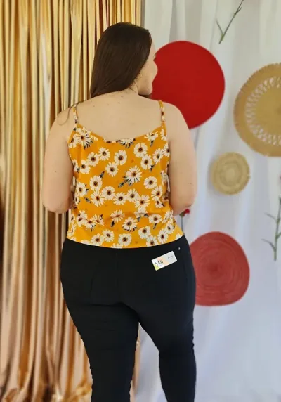 Blusa para dama color mostaza con diseño floral