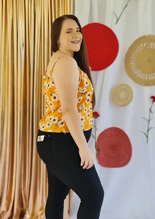 Blusa para dama color mostaza con diseño floral