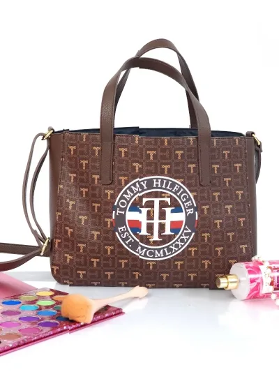 Bolso de hombro Tommy Hilfiger para dama color café