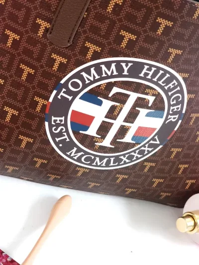 Bolso de hombro Tommy Hilfiger para dama color café