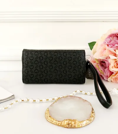 Cartera Guess para dama color negro.