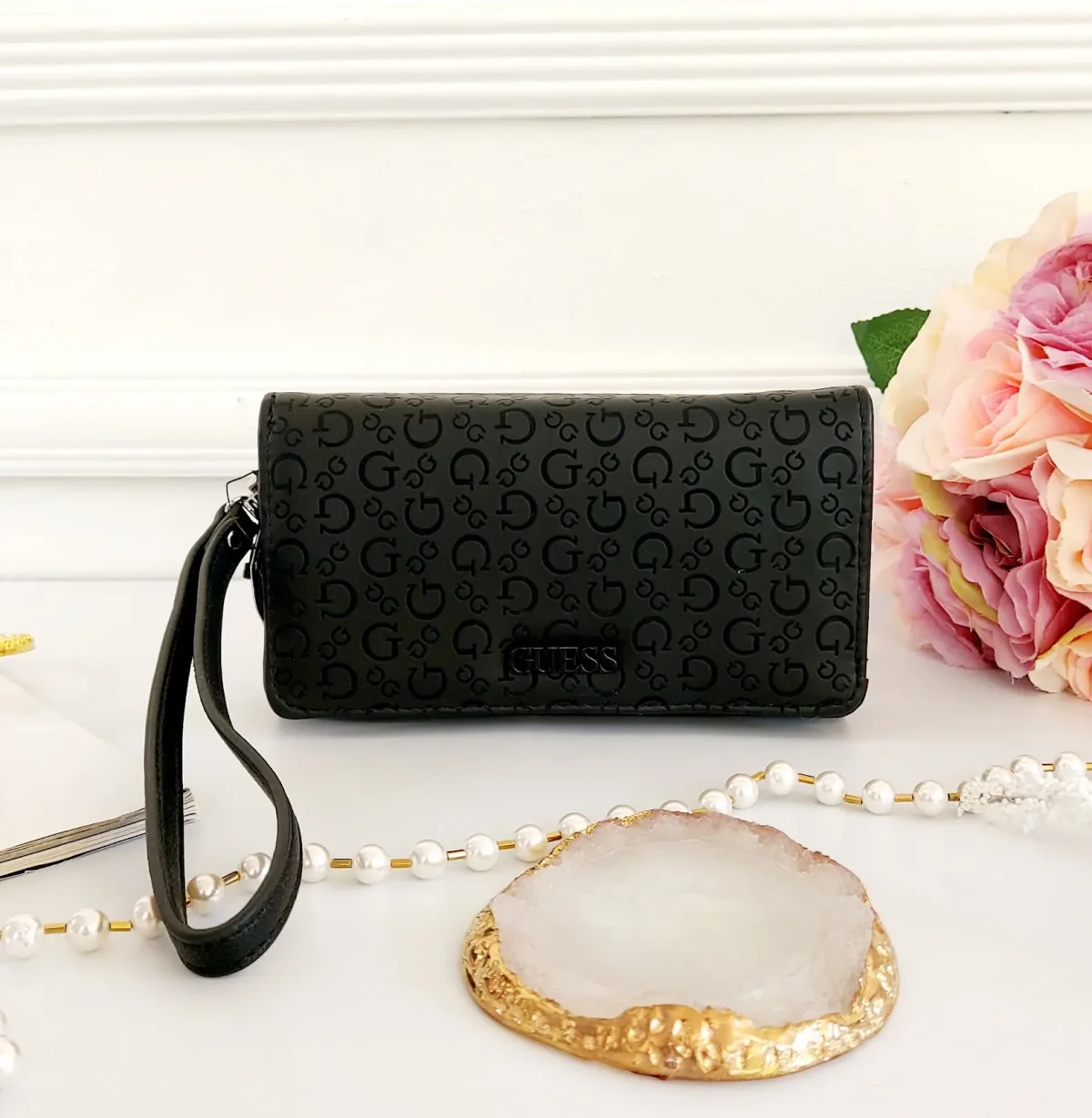 Cartera Guess para dama color negro.