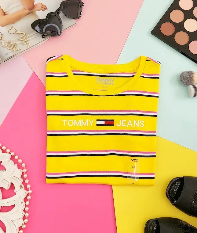 Camiseta Tommy Hilfiger para dama diseño a rayas color azul, rosa, blanco y amarillo