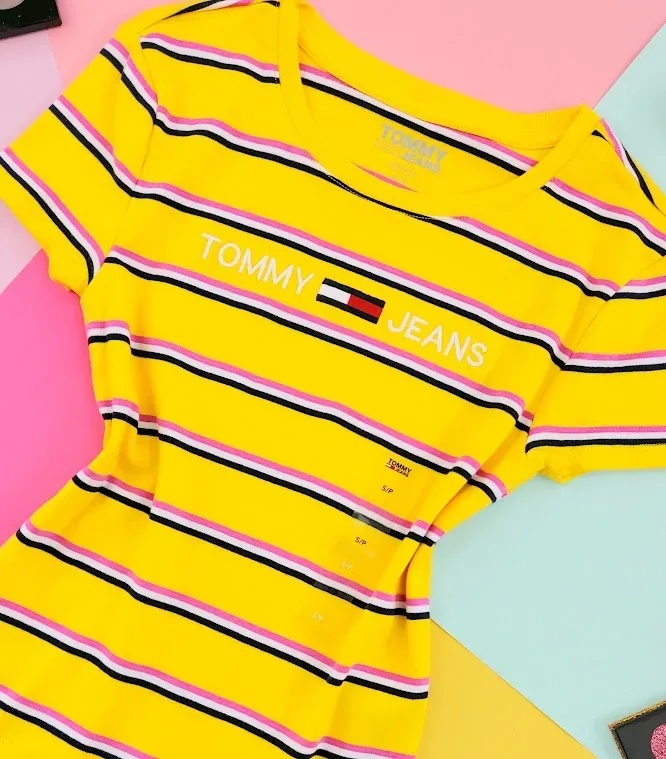 Camiseta Tommy Hilfiger para dama diseño a rayas color azul, rosa, blanco y amarillo