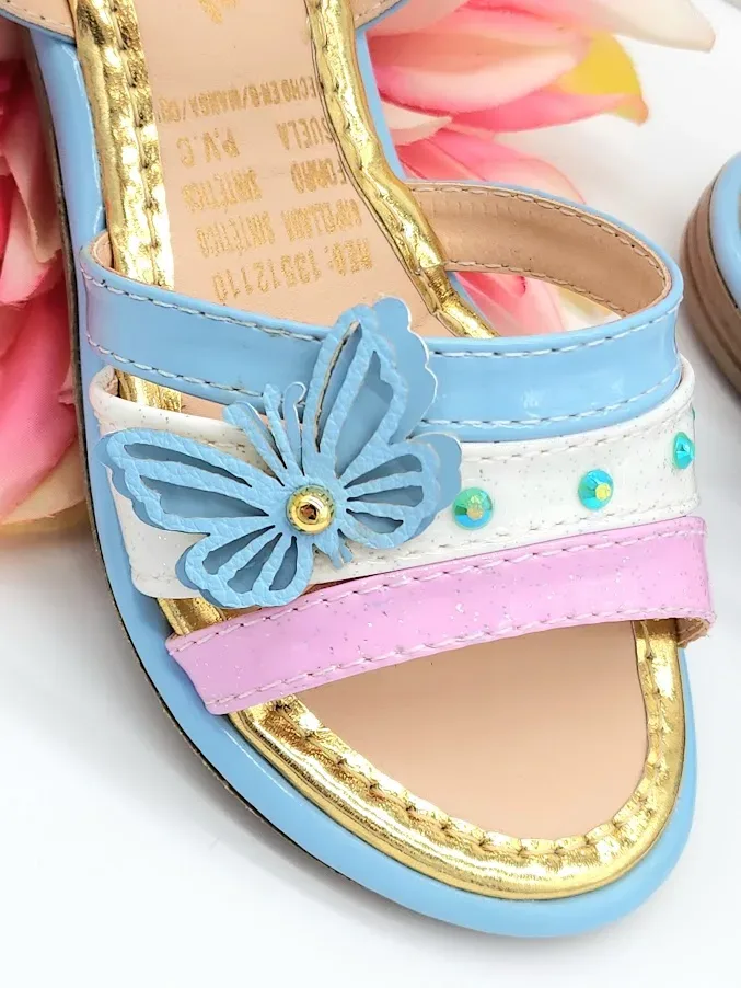 Sandalias colombianas para niña color celeste con diseño de mariposa C-10