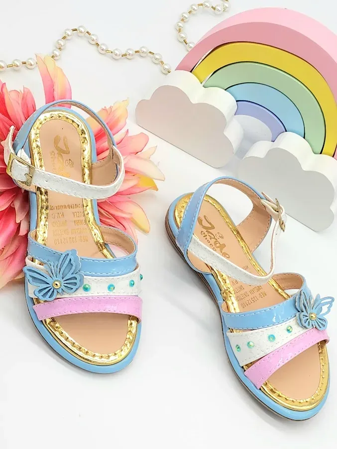Sandalias colombianas para niña color celeste con diseño de mariposa C-10