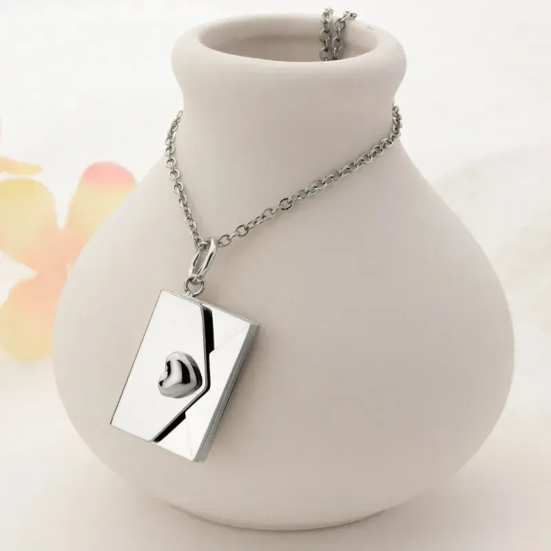 Collar de acero de titanio diseño carta