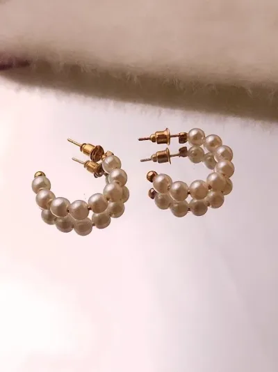 Aretes para dama de fantasía con diseño de bolitas blancas
