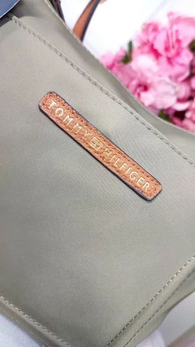 Bolso de hombro Tommy Hilfiger para dama color gris