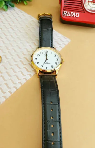 Reloj Q&Q para caballero color negro y dorado