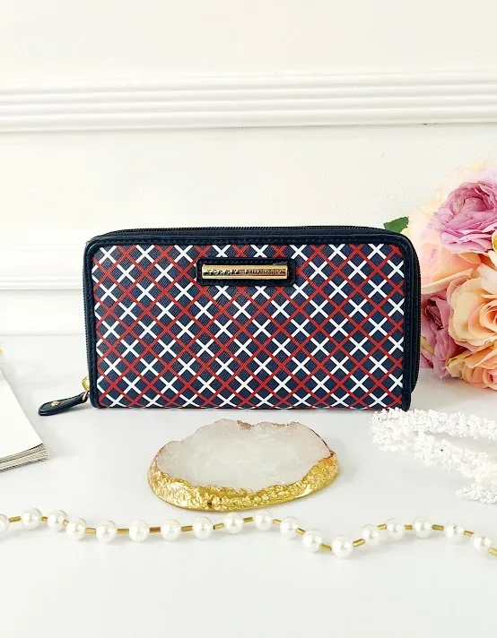 Cartera Tommy Hilfiger para dama color azul con rayas cruzadas.