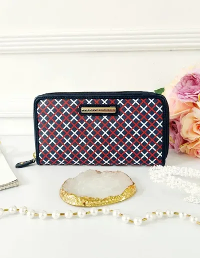 Cartera Tommy Hilfiger para dama color azul con rayas cruzadas.