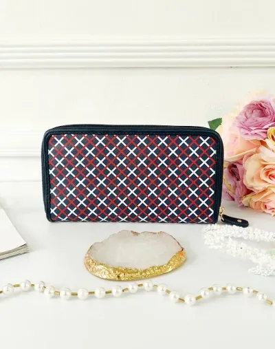 Cartera Tommy Hilfiger para dama color azul con rayas cruzadas.