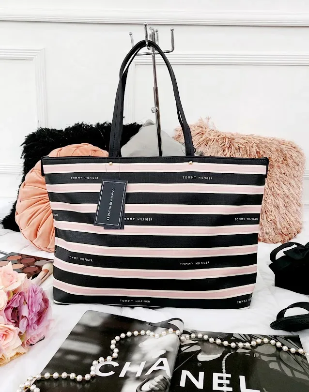 Bolso Tommy Hilfiger para dama diseño a rayas Rosa Negro y Blanco