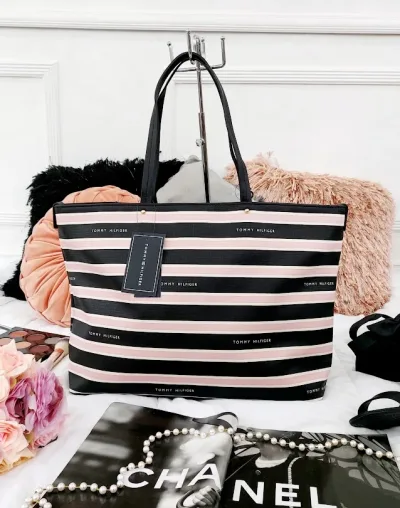 Bolso Tommy Hilfiger para dama diseño a rayas Rosa Negro y Blanco