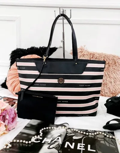 Bolso Tommy Hilfiger para dama diseño a rayas Rosa Negro y Blanco